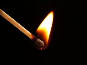 Pourquoi tient-on la tête de l’allumette en bas pour qu’elle brûle mieux ?